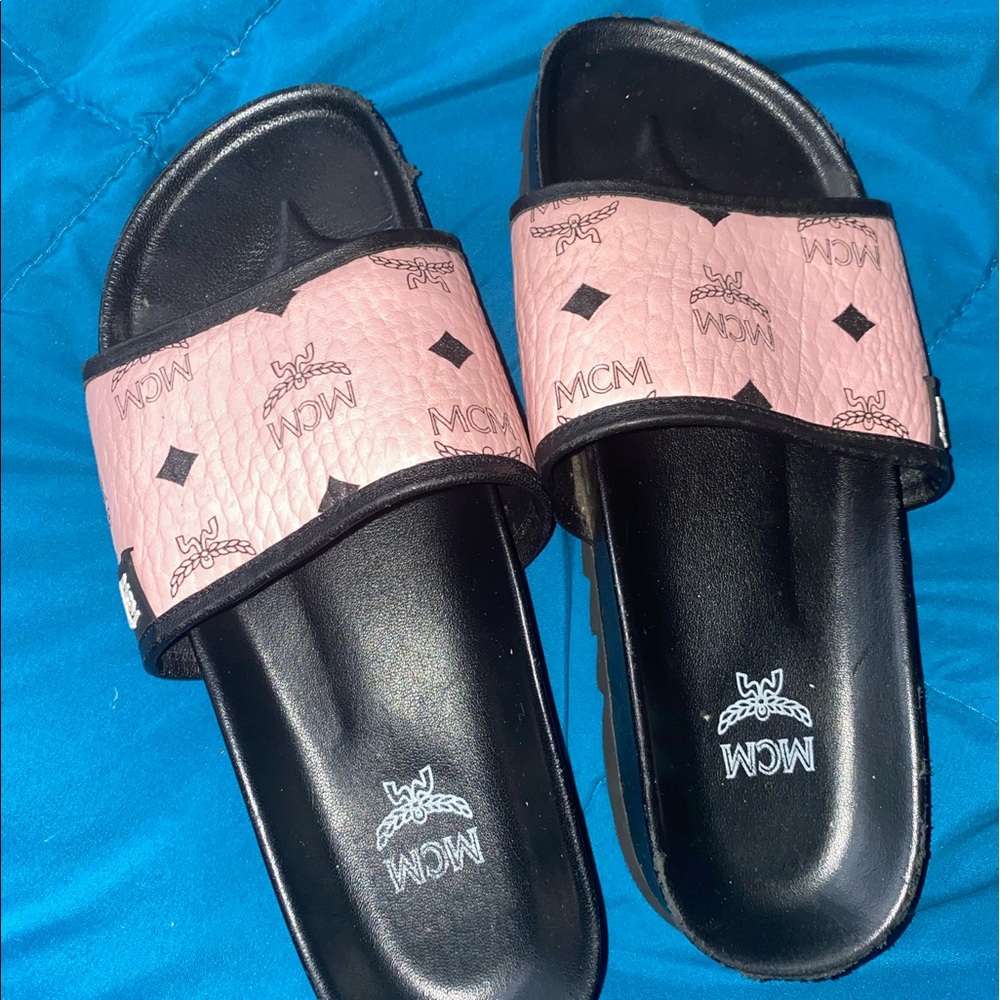 PINK MCM SLIDES